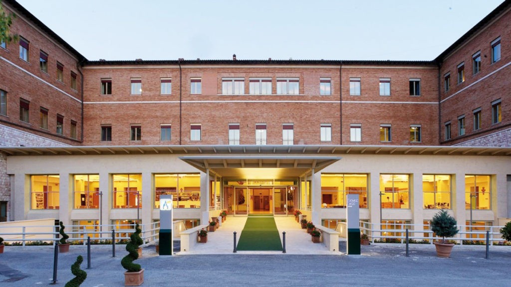 Ingresso Hotel Domus Pacis di Assisi | OR.S.A. Organizzazione Sindrome di Angelman